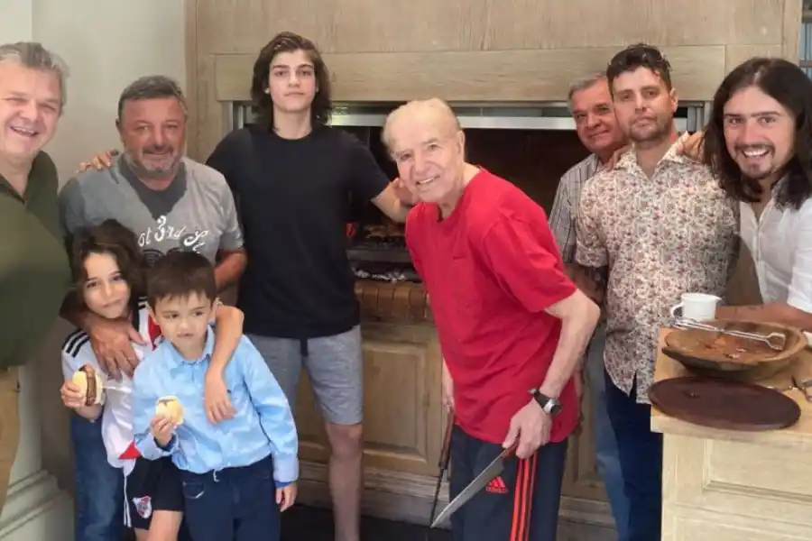 RODEADO DE AMIGOS. Menem pasó sus últimos días en su casa de Capital Federal antes de ser internado.