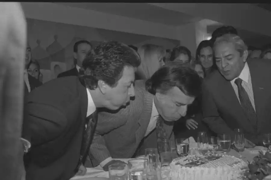 SOPLANDO VELITAS. Se unen el gobernador Ortega, Menem y el ministro Erman González. 