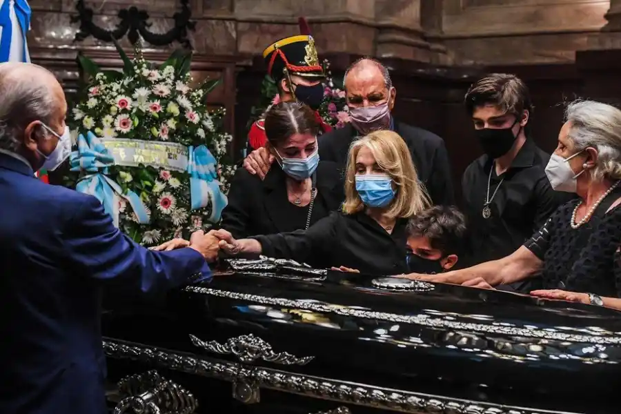 Tras el velatorio, trasladan el cuerpo de Carlos Menem al cementerio islámico