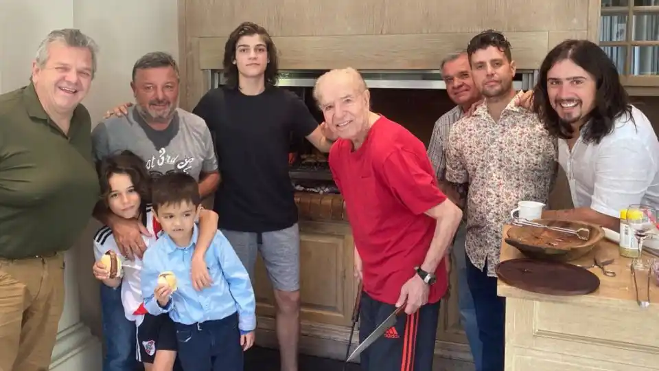 RODEADO DE AMIGOS. Menem pasó sus últimos días en su casa de Capital Federal antes de ser internado.