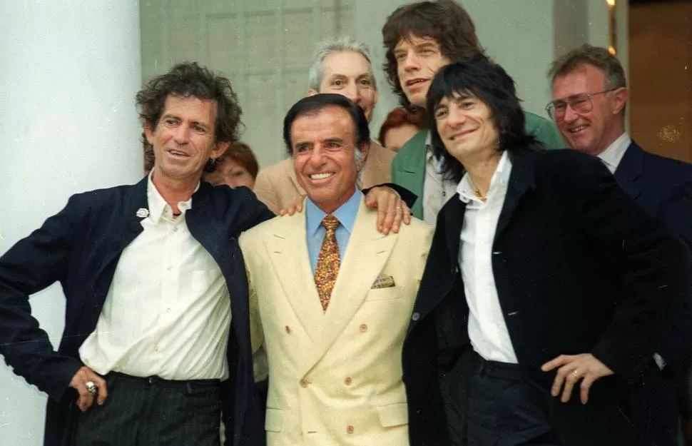 PURO ROCK AND ROLL. El 10 de febrero de 1995 Carlos Saúl Menem recibió a los Rolling Stones en la Quinta de Olivos. Y se sacó la foto, claro. 
