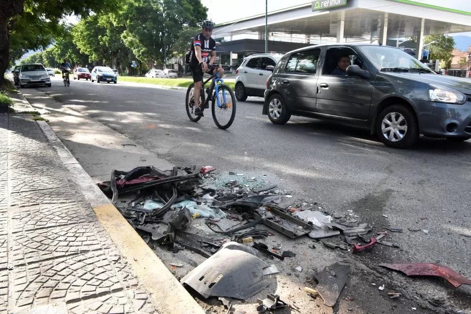 DESTROZADO. Los restos del Ford Fiesta que impactó de atrás contra un camión en la esquina de Moreno y Aconquija. El conductor sigue internado. la gaceta / foto de  inés quinteros orio