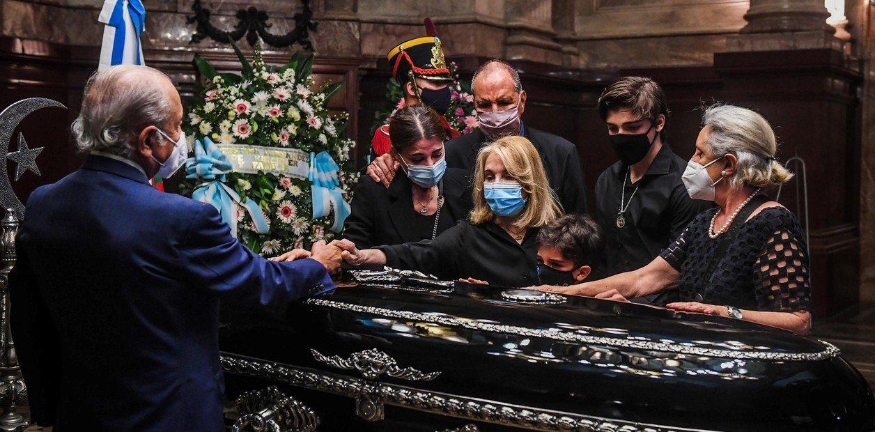 Tras el velatorio, trasladan el cuerpo de Carlos Menem al cementerio islámico