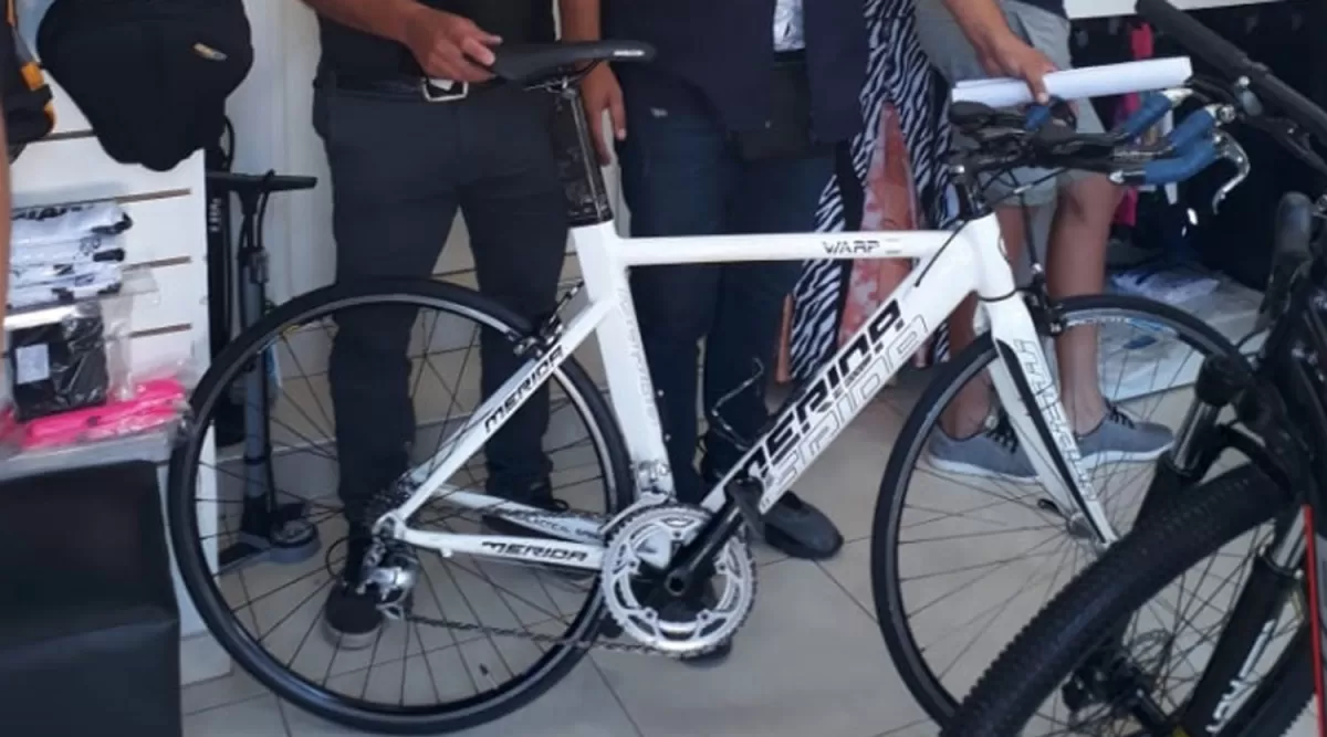 EXITOSA MEDIDA. Los investigadores de la Brigada recuperaron el rodado en una bicicletería de Santa Fe.  