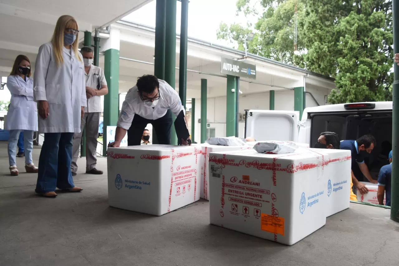 DE CERCA. La ministra Chahla supervisa el operativo de recepción de las vacunas. Foto: LA GACETA / Florencia Zurita
