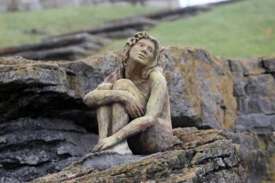 Misterio en Mar del Plata por una escultura que apareció frente a la costa