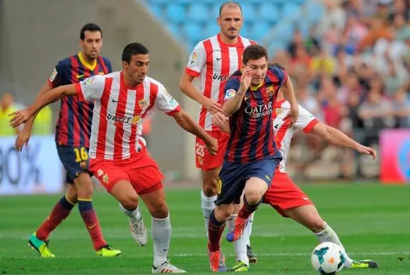 GRAN PRIVILEGIO. Pellerano en su paso por España, marcando a Lionel Messi. 