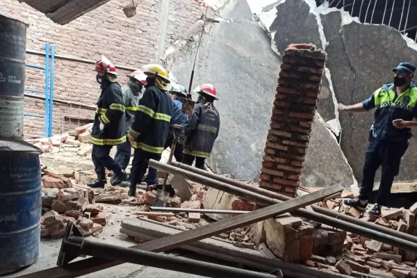 Tucumán: una niña de 11 años quedó atrapada tras el derrumbe de un estacionamiento