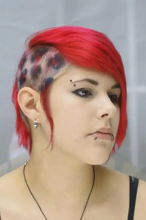 DISTINGUIRSE. Los jóvenes buscan diseños originales para cortarse y teñirse el pelo; y también les gusta adornarse el rostro con piercings.  
