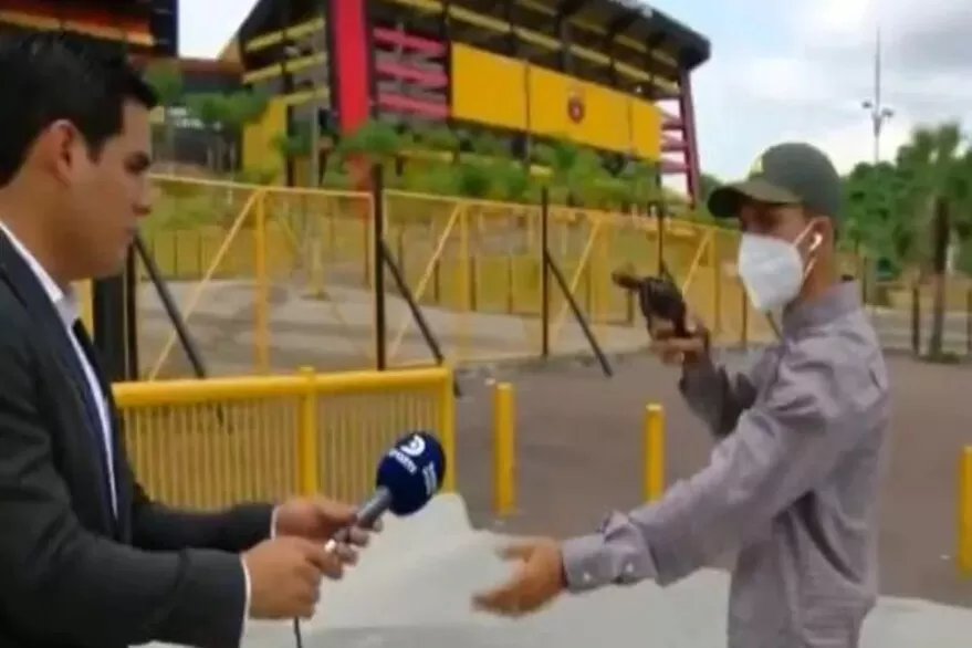Ecuador: a punta de pistola robaron a un periodista durante una transmisión