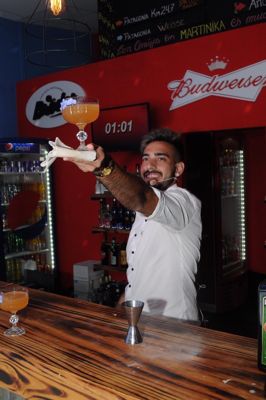 DEBUT Y VICTORIA. Primera competencia para el bartender de 23 años. sd 