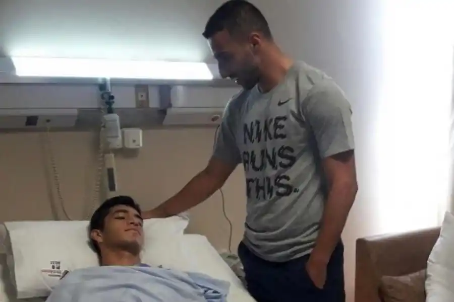 CAPITÁN DENTRO Y FUERA. Pellerano se acercó al hospital para apoyar al mediocampista Richard Prieto, actual jugador de Godoy Cruz. foto principal: alejandro cruz