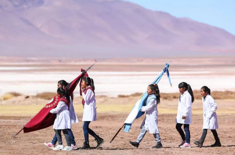 EN LA PUNTA SALTEÑA. Un grupo de niños escolarizados desfila con las banderas salteñas y argentina. 
