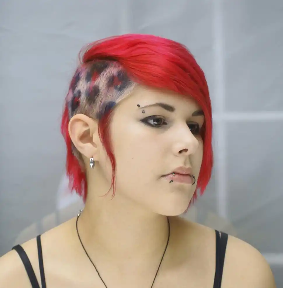 DISTINGUIRSE. Los jóvenes buscan diseños originales para cortarse y teñirse el pelo; y también les gusta adornarse el rostro con piercings.  