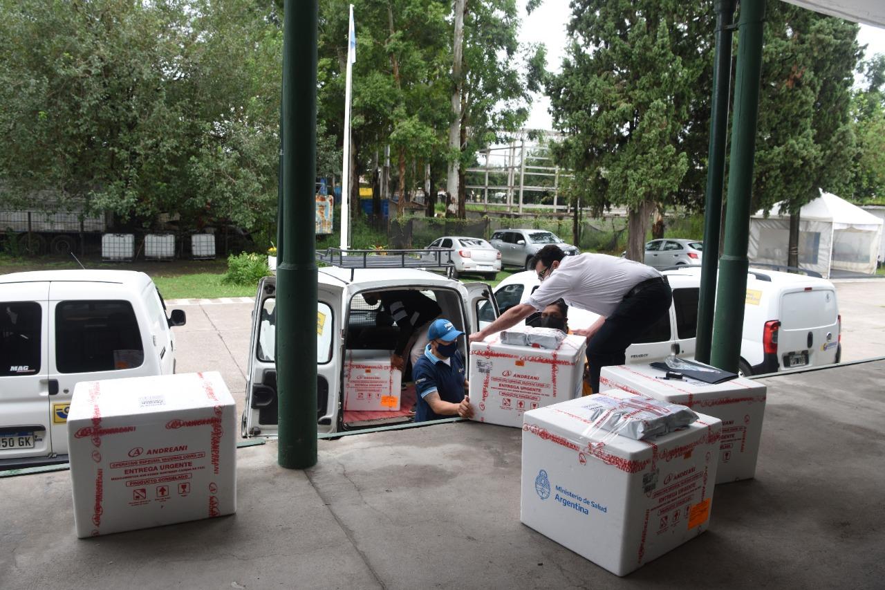 CARGAMENTO. Algunas de las 13.000 dosis de Spuntik V que llegaron hoy a Tucumán. Foto LA GACETA / Florencia Zurita