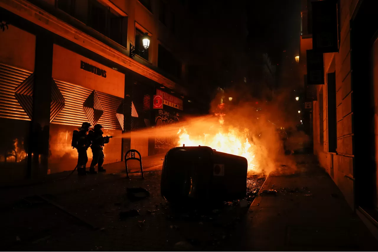La detención de un rapero desató violentas protestas y represión en las calles españolas