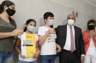 El Gobierno provincial entregó 112 viviendas en Manantial Sur