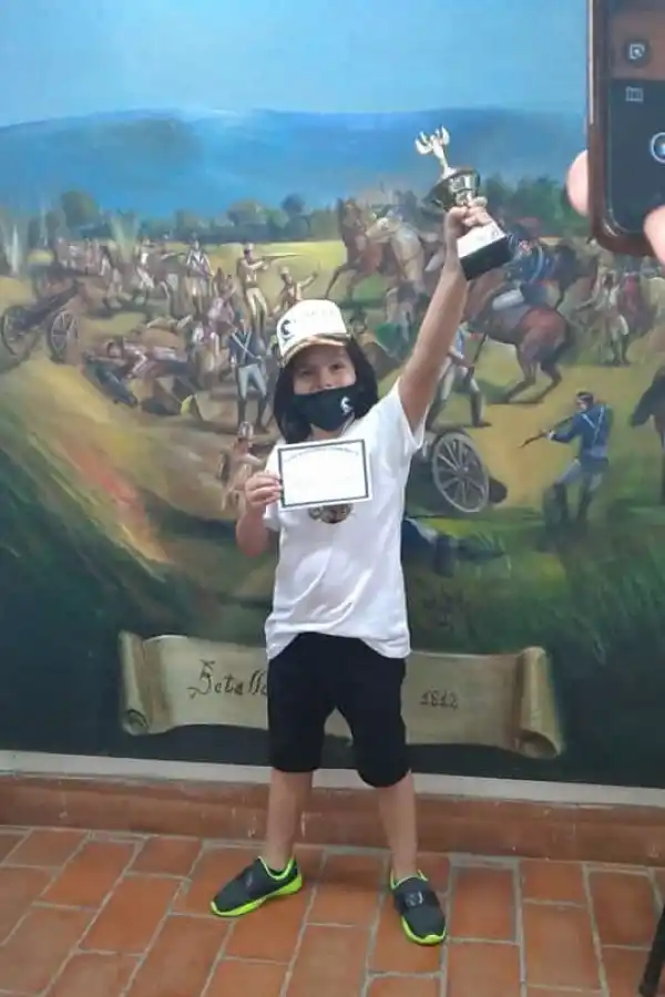 ÉXITO Y MUCHA IMAGINACIÓN. A Lautaro le gusta jugar “a ciegas” con su padre. Es también un alumno ejemplar. fotos gentileza Roxana Garro