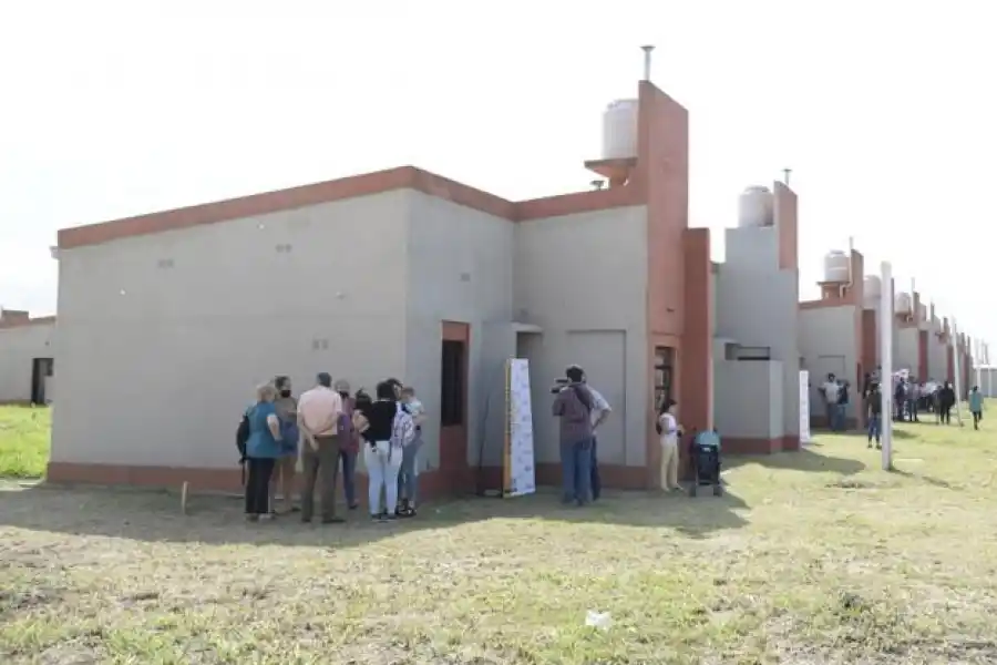 El Gobierno provincial entregó 112 viviendas en Manantial Sur