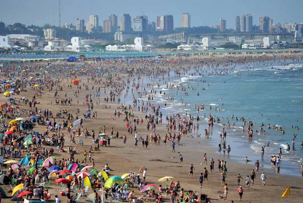 PLAYAS REPLETAS. La Costa Atlántica fue un imán para los turistas del país.   