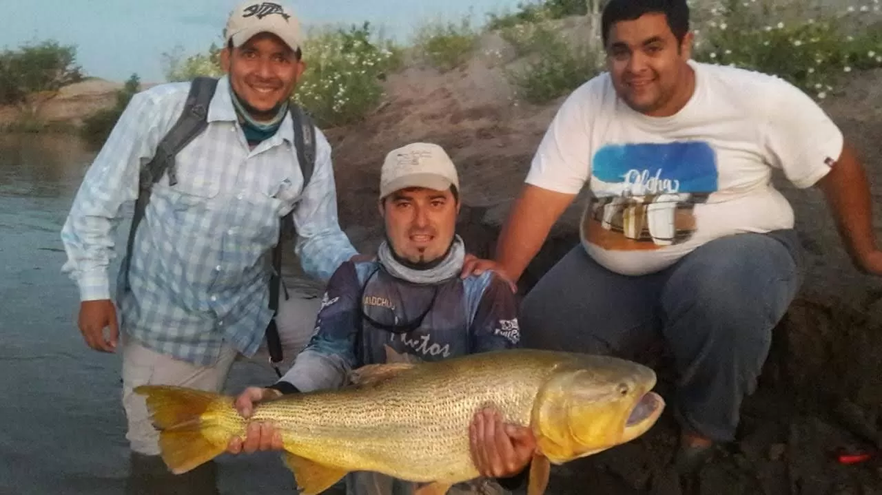 RECUERDO.- David Redondo y dos amigos posan con su dorado récord de 12 kilos.