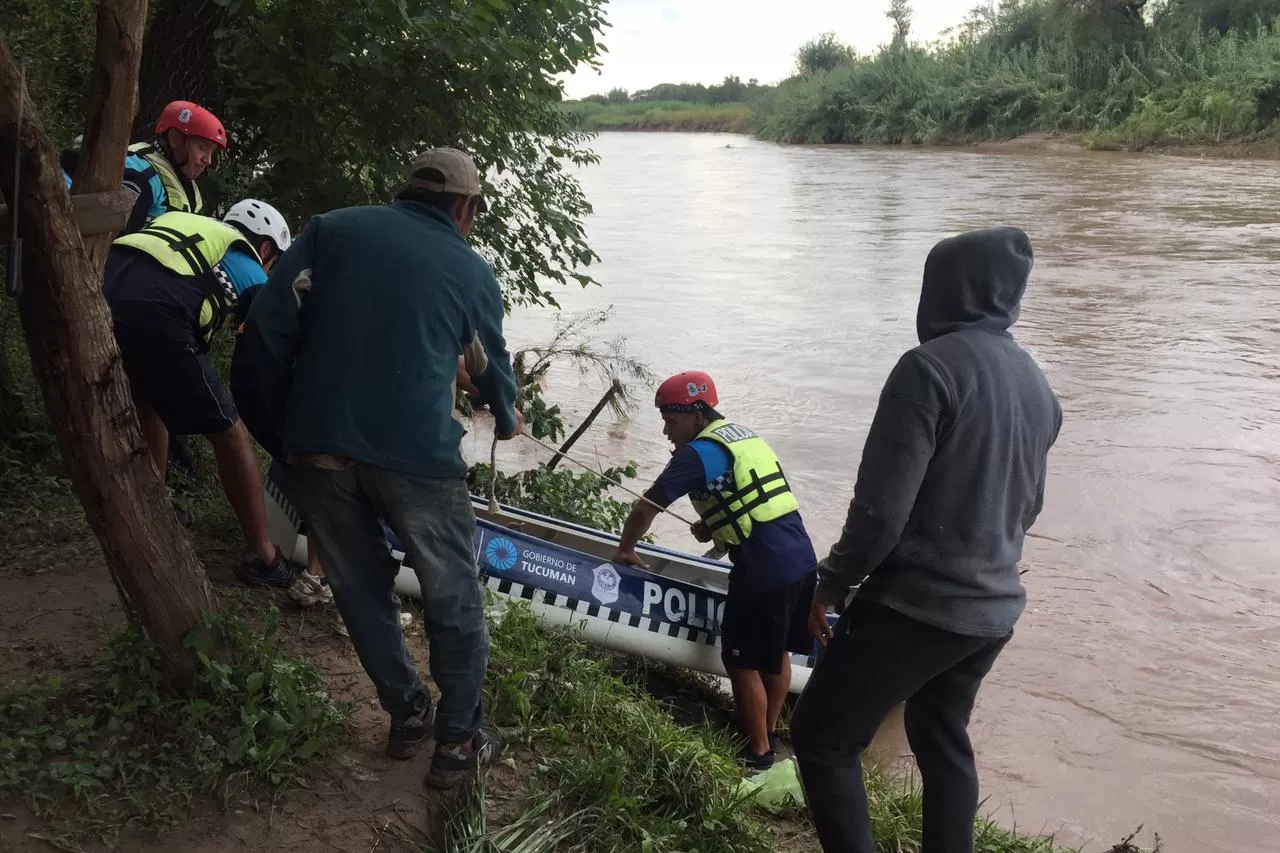 OPERATIVO DE BÚSQUEDA. Efectivos de la Policía Lacustre trabajan en el río para dar con Bolaño. Foto del Ministerio de Seguridad