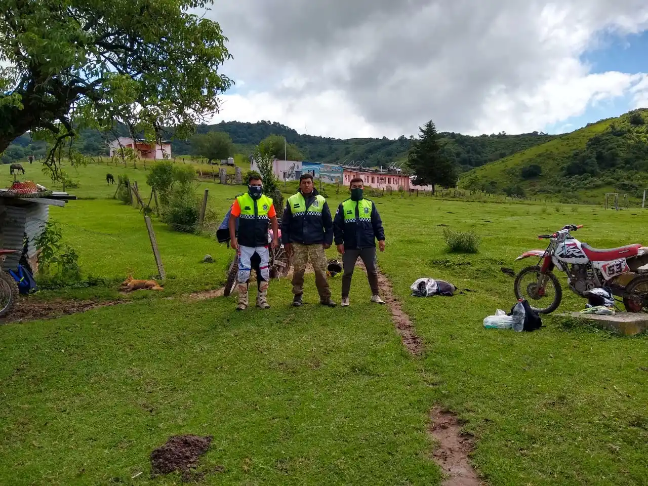 Los policías recorrieron las zonas de difícil acceso.