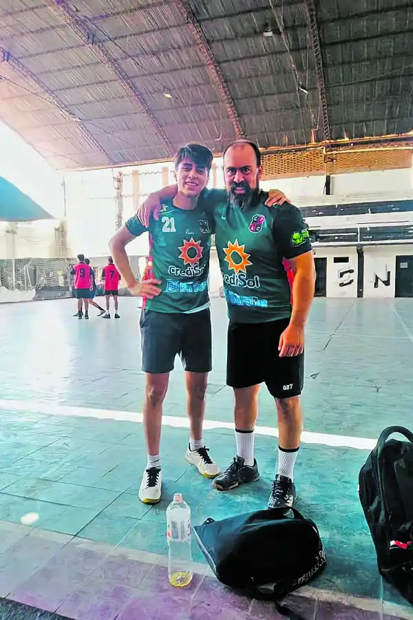 FAMILIA. Amado (derecha) sueña con dejar el handball luego de compartir equipo con su hijo (izquierda).  