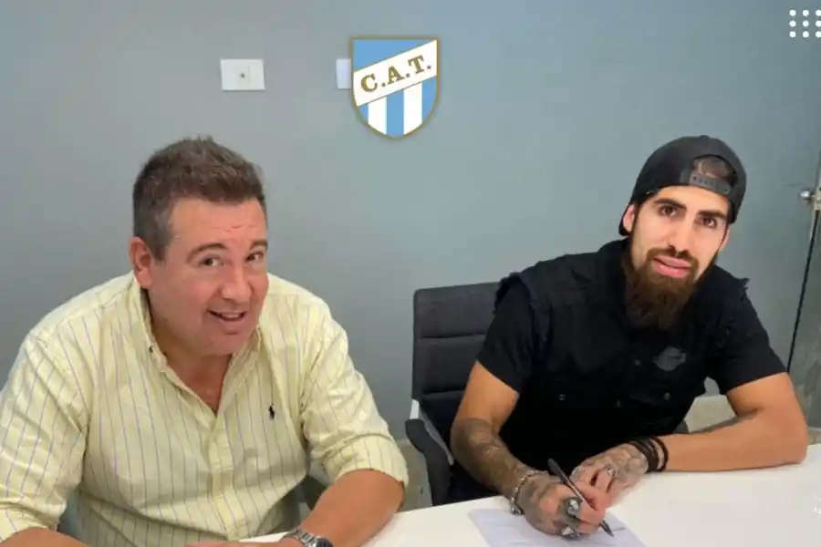 EL GANCHO. Abbondándolo, en el momento en el que Benítez puso la firma. 