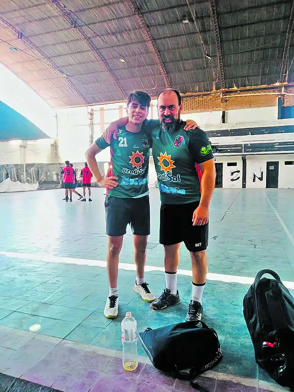 FAMILIA. Amado (derecha) sueña con dejar el handball luego de compartir equipo con su hijo (izquierda).  