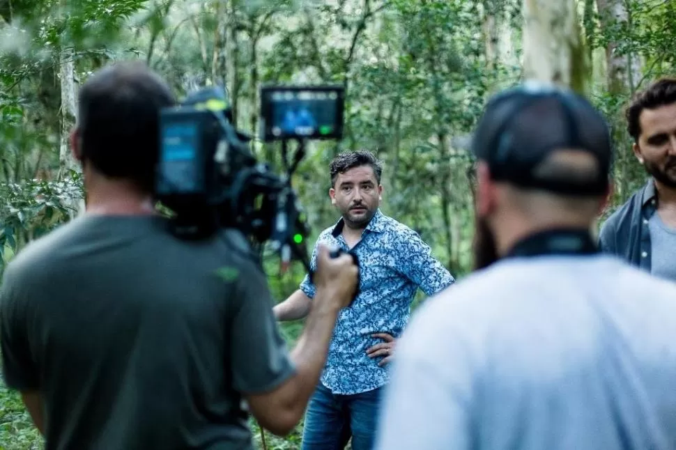 DURANTE EL RODAJE. Juan Román Diosque hizo su debut en cine, en “Fantasma vuelve al pueblo”. prensa