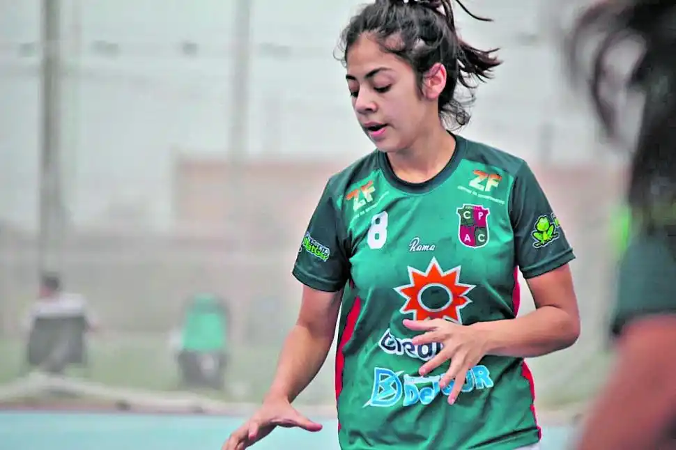 HOBBY. El handball no deja de ser un pasatiempo para los jóvenes, por no ser una forma segura de ganarse la vida.  