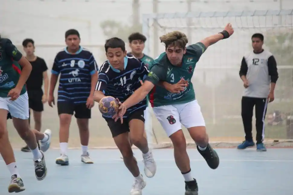 TODOS. Los torneos se organizan según la edad, desde los más pequeños (menores) hasta los mayores de edad (primera).  