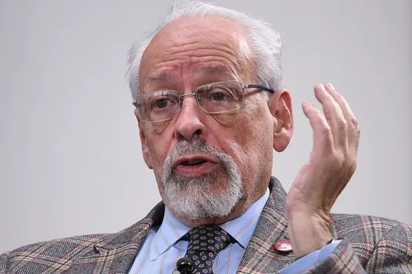 Escándalo con las vacunas: Verbitsky contó que la recibió en el Ministerio de Salud