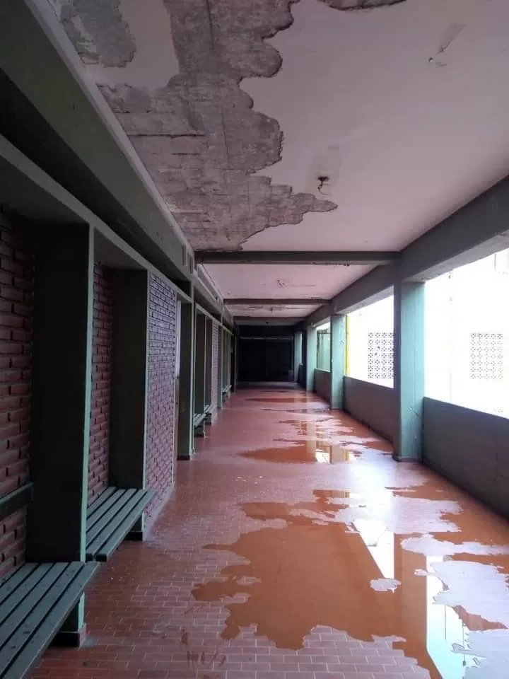 MALAS CONDICIONES. La escuela de Comercio “República de Panamá” presenta un profundo deterioro en techos, baños y sala de profesores.  