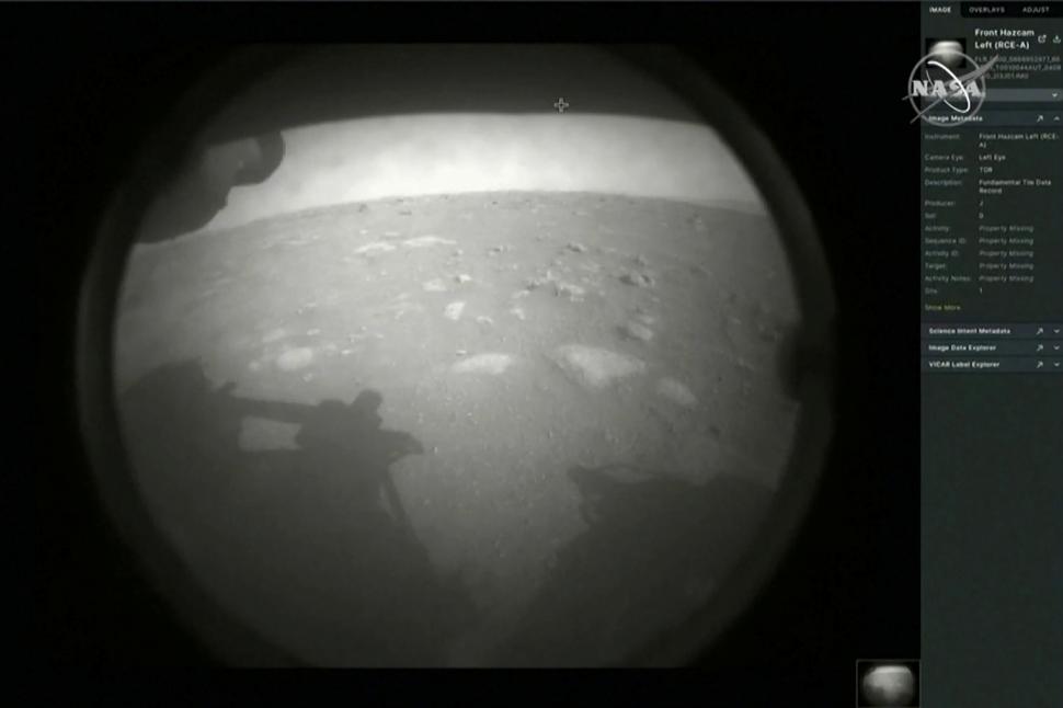 EN BLANCO Y NEGRO. La superficie marciana captada por el robot.  