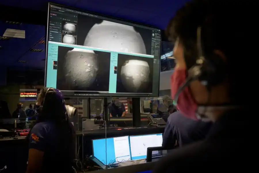 RECIBIENDO IMÁGENES. Apenas aterrizó en el planeta rojo, el Perseverance transmitió las primeras fotos.  