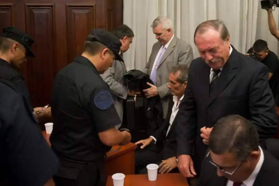 TENSIÓN. El jefe de Policía Hugo Sánchez es esposado mientras el ex secretario de Seguridad Di Lella mira para otro lado.