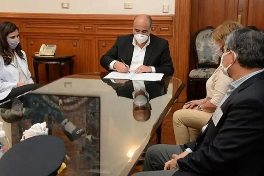 OCTUBRE DE 2020. El gobernador Juan Manzur firma el nuevo protocolo de búsqueda de personas.