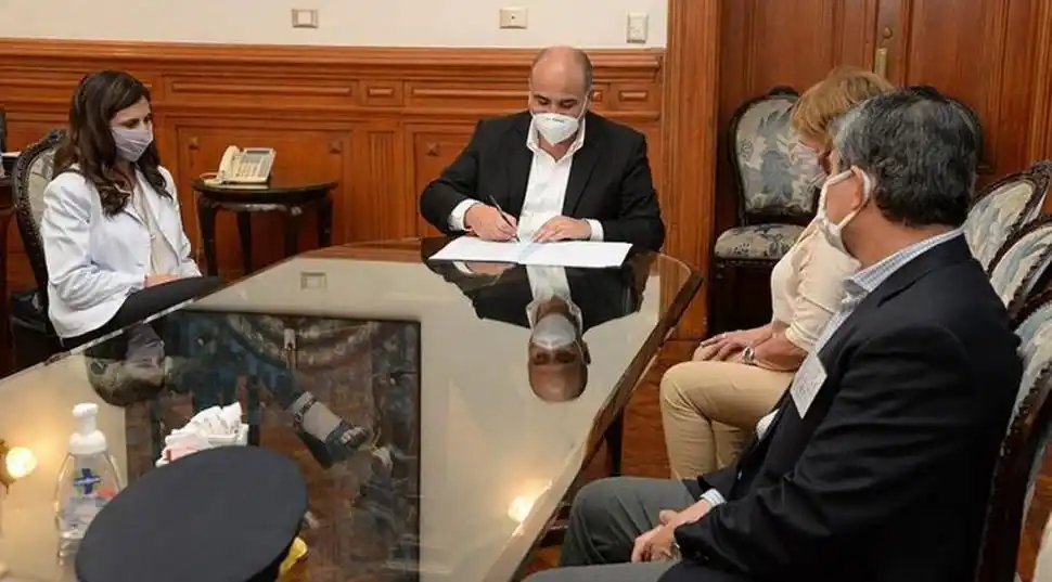 OCTUBRE DE 2020. El gobernador Juan Manzur firma el nuevo protocolo de búsqueda de personas.