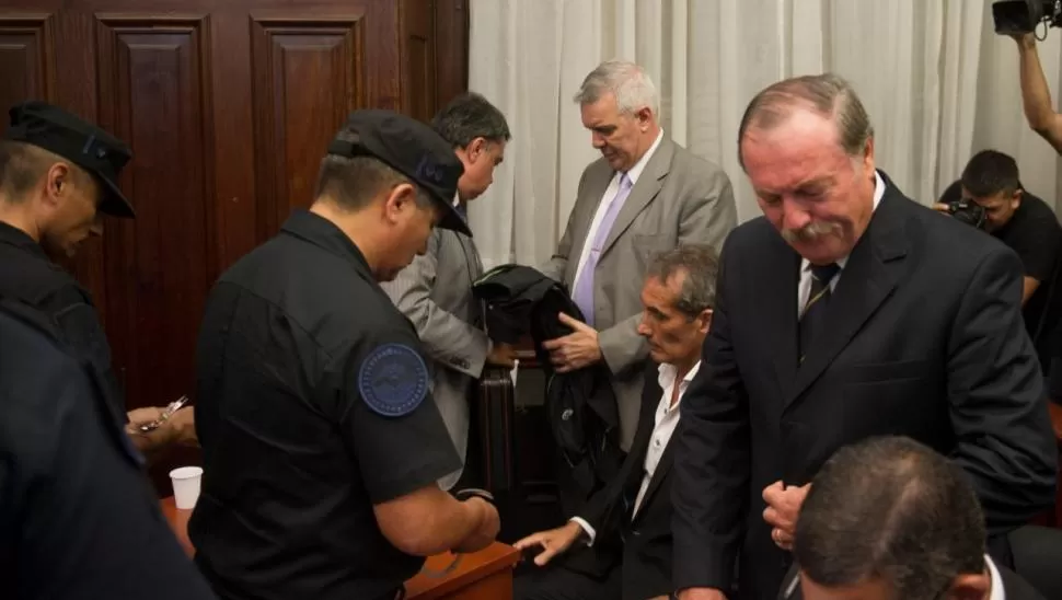 DURANTE EL JUICIO ORAL. El ex secretario de Seguridad Di Lella (derecha), parado en medio de la sala. (ARCHIVO)