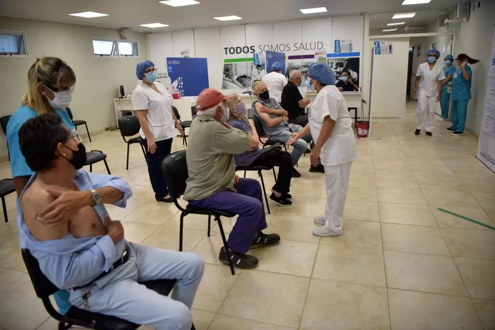 VACUNAS Y PACIENTES, EN LA SALA DE ESPERA. A través del Fondo COVAX, Argentina debe recibir hasta junio más de 2 millones de dosis de vacunas. LA GACETA