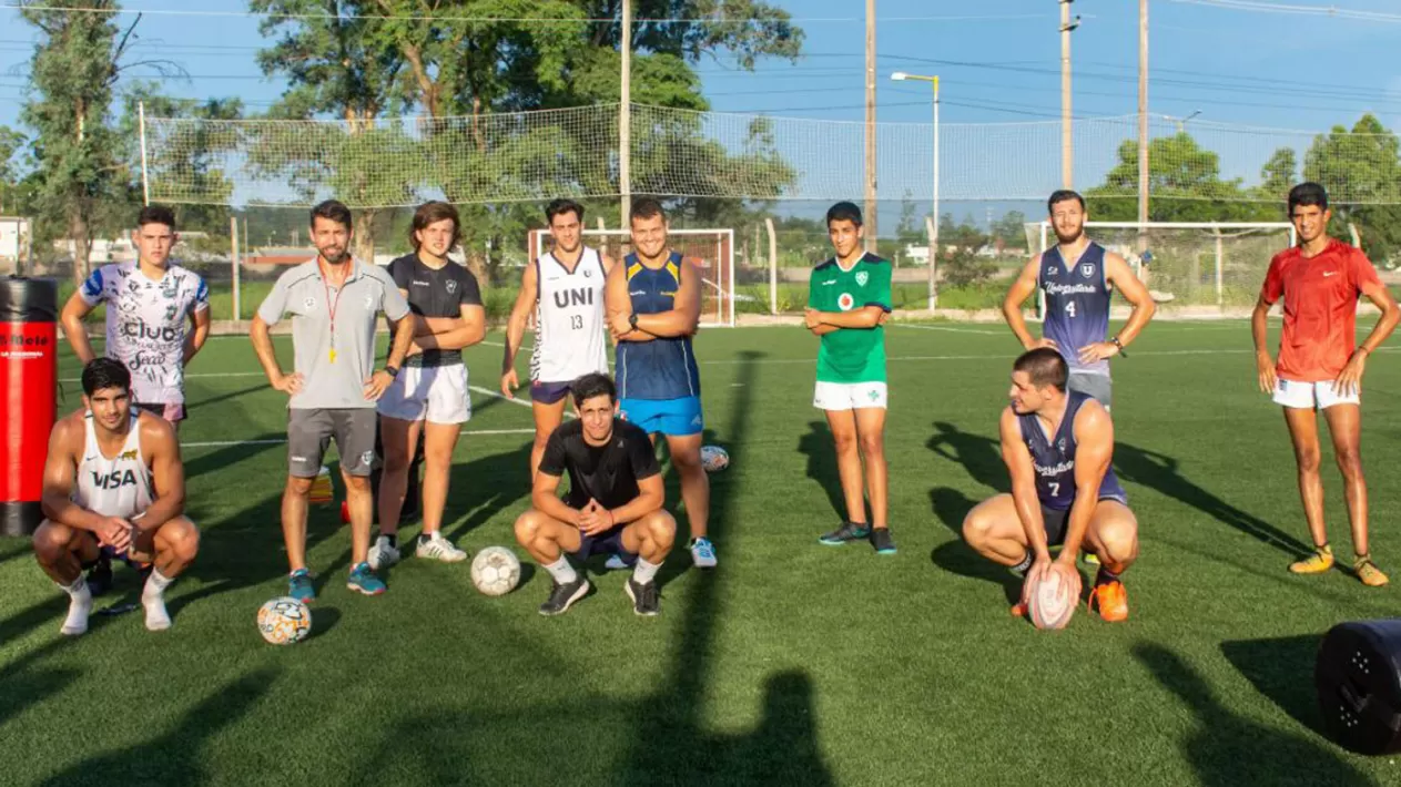EN LOMAS DE TAFÍ. Federico Puerari, de Universitario, junto con sus alumnos juveniles y mayores en una de las prácticas de la escuela de rugby que abrió a principios de año en el complejo La Diagonal.  