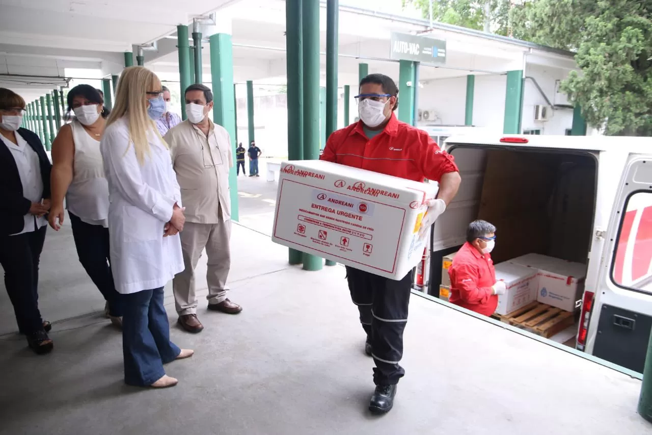 OPERATIVO DE RECEPCIÓN. La ministra Chahla supervisa la llegada de las vacunas Covishield. Foto: prensa Salud