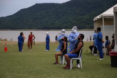 Tucumán: en vacaciones, los casos diarios de covid bajaron, pero murieron 250 pacientes