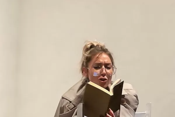“Elena amanece sola”, pero rodeada de la compañía de grandes escritoras