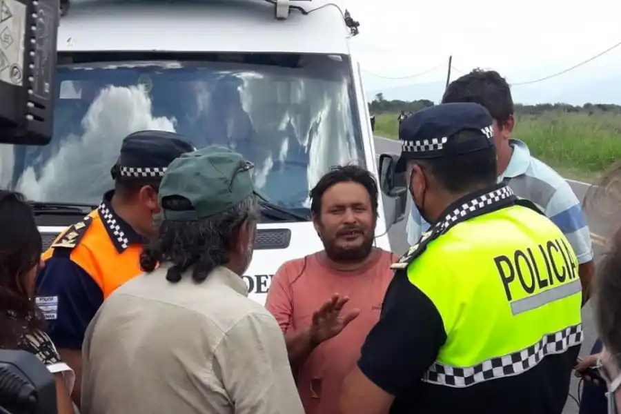SIN CONSUELO. El abuelo del niño (de remera rosa) agradeció todos los esfuerzos realizados.