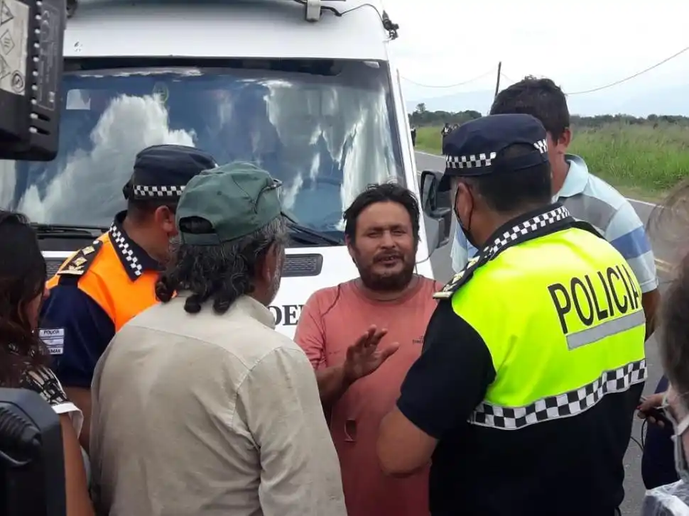 SIN CONSUELO. El abuelo del niño (de remera rosa) agradeció todos los esfuerzos realizados.