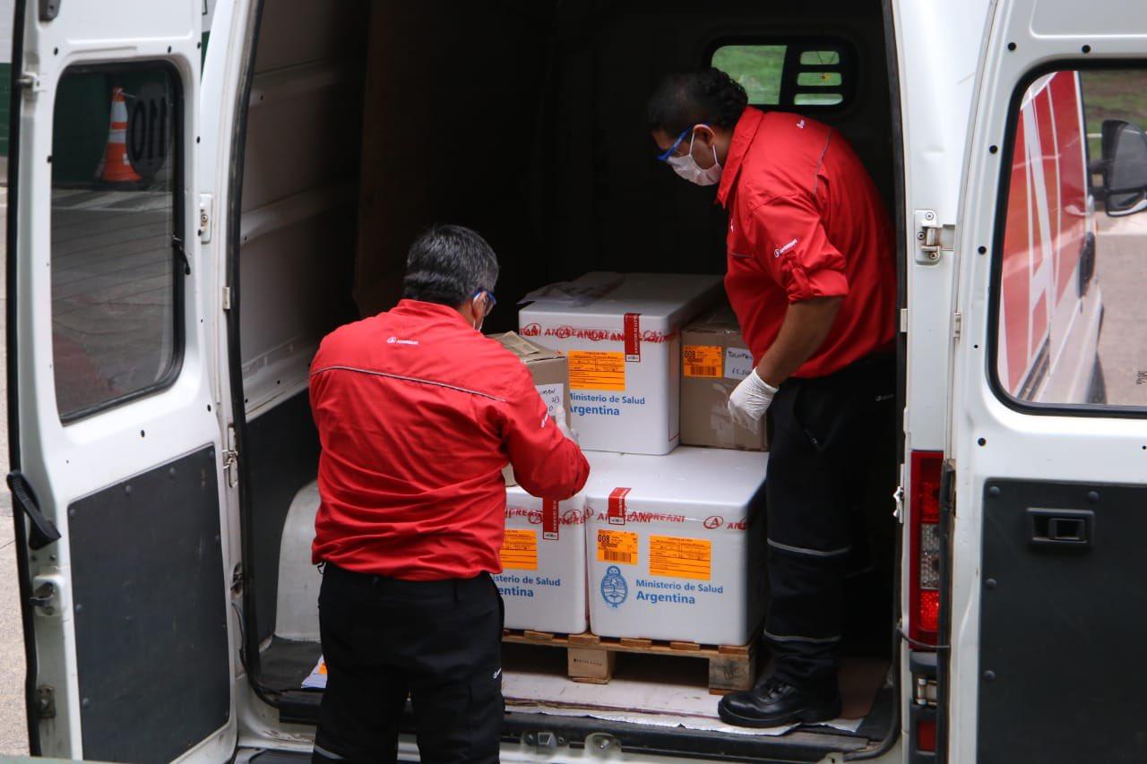 EN PLENA DESCARGA. Operarios trasladan las vacunas Covishield que llegaron a Tucumán. Foto: Prensa Salud