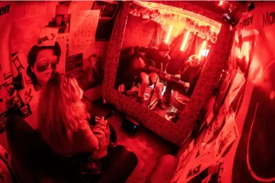 Una banda alemana convirtió la furgoneta en un club para que los fans puedan bailar de uno en uno